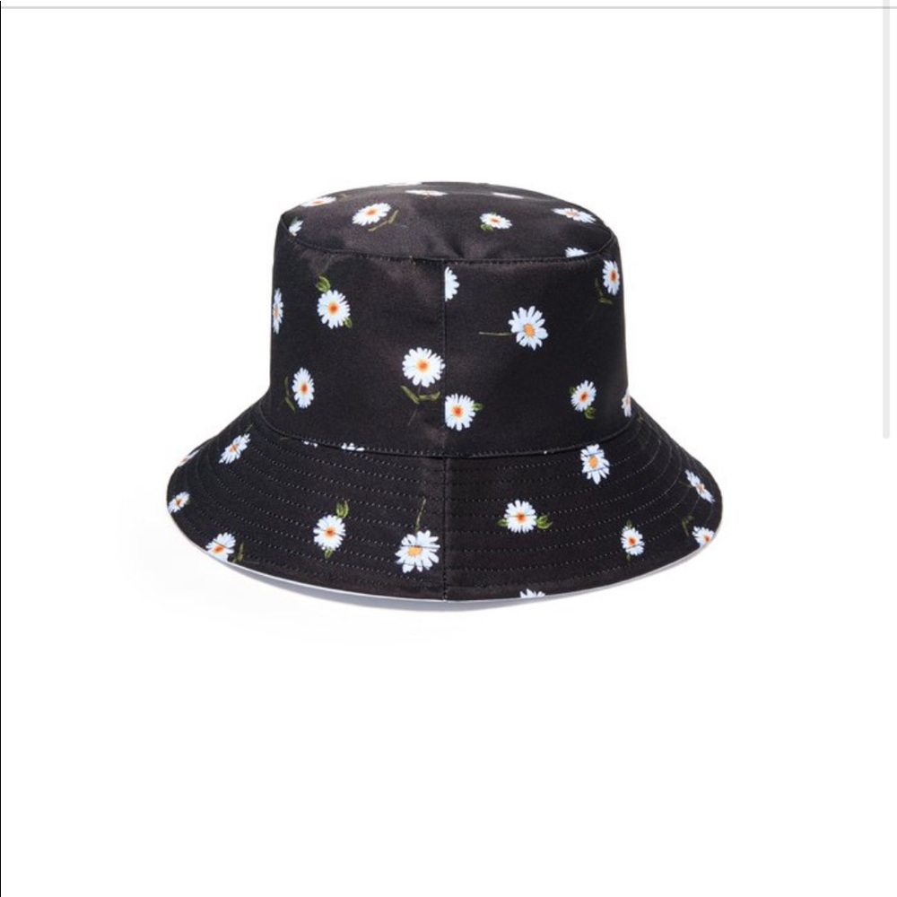 Alice + Olivia AOxFFF Reversible Bucket Hat in Daisy Print